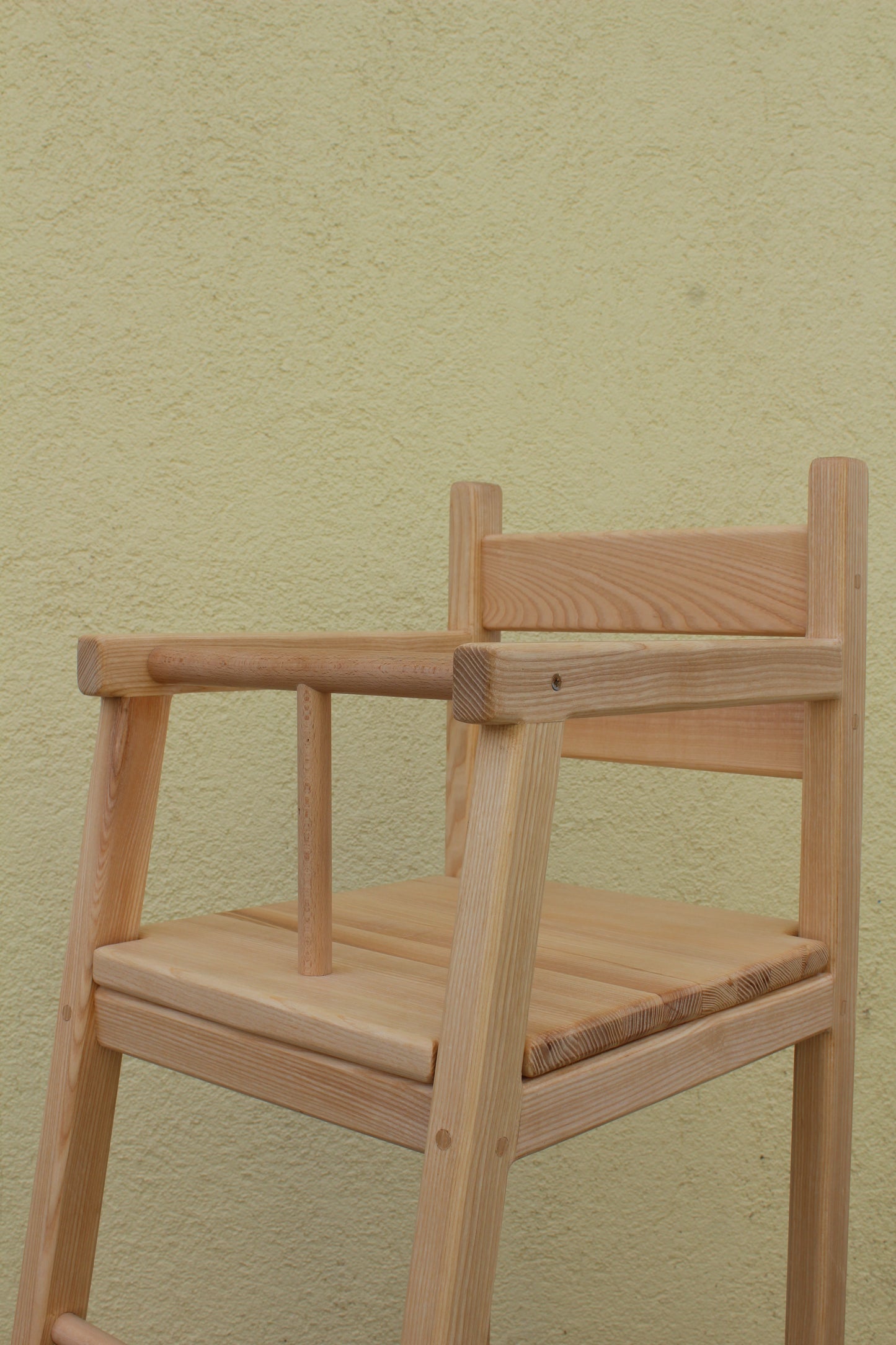 Scaun înălțător cu protecție din lemn pentru copii